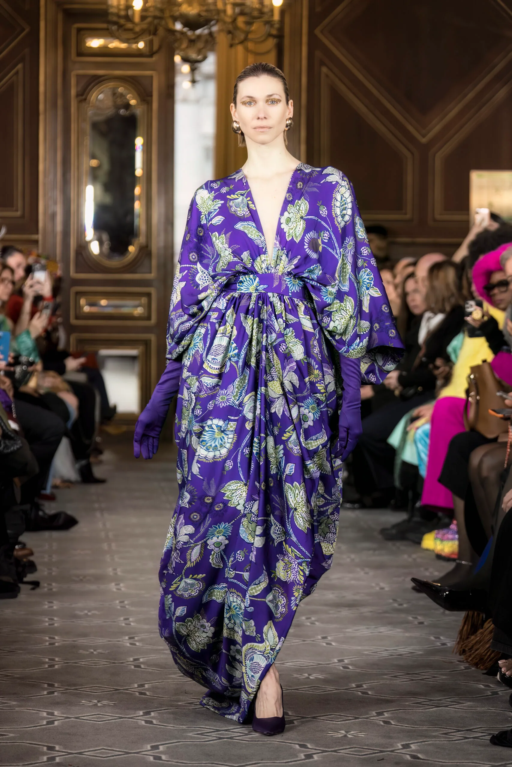 robe drapée asymétrique à col V